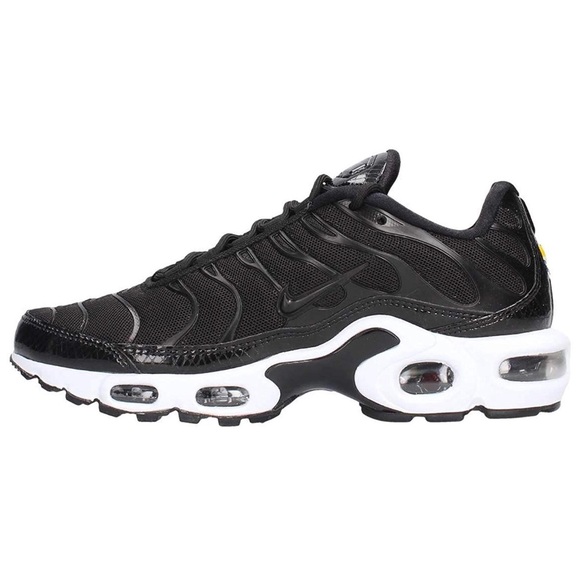 nike air max plus se black and white